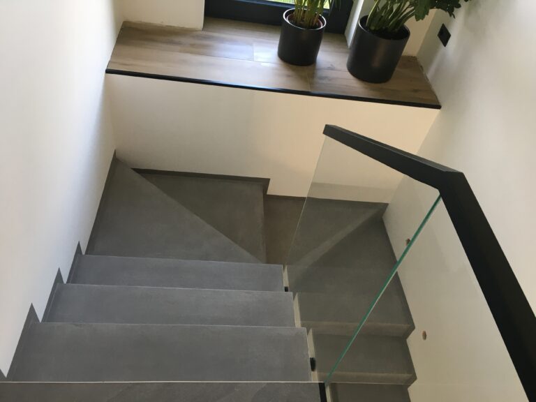 Pyskowice – schody zabiegowe, kolor dobierany indywidualnie, tzw. „beton naturalny”. Wykończenie matowe.
