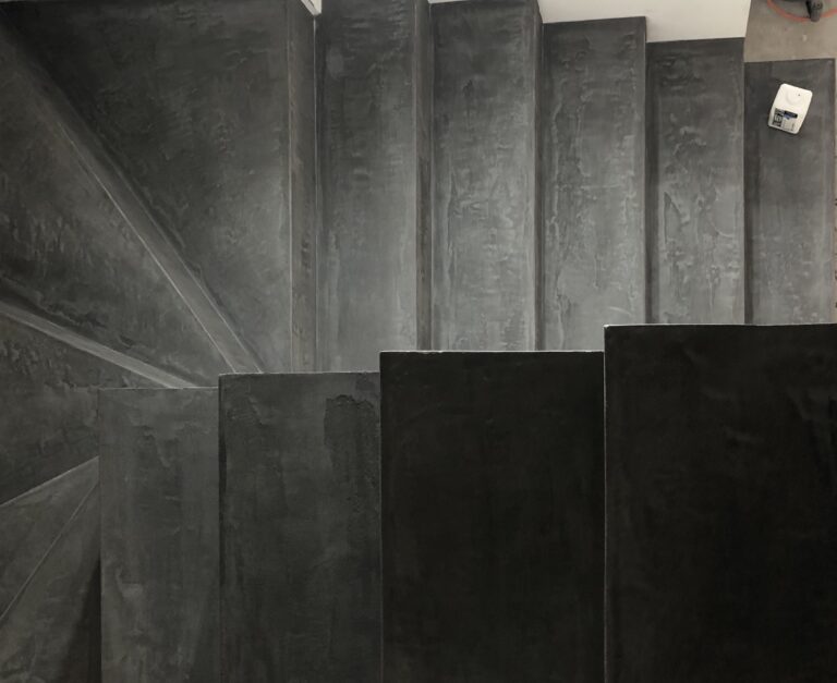 Pyskowice – schody zabiegowe, kolor bazalt (dobieralny indywidualnie) z bardzo wyraźnym efektem marmuru. Lakier satynowy